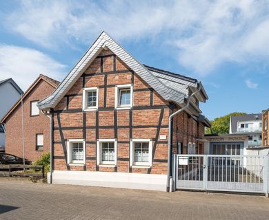 Vergangenheit trift Moderne; Modernisiertes Fachwerkhaus mit Garage in ruhiger Wohnlage