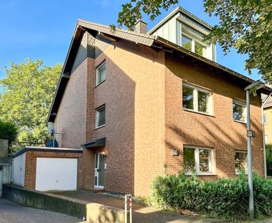 Haus im Haus: Drei-Zimmer-Erdgeschosswohnung mit Einfamilienhausartigem Südgarten & Garage