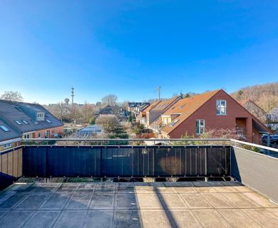 WOHNEN MIT WEITBLICK; Großzügige & gepflegte Dachterrassenwohnung mit zwei Tiefgaragen-Stellplätzen