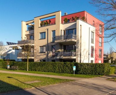 Rarität in gefragter Lage; Exklusive 4 Zimmer-Wohnung, 2 Tiefgaragen-Stellplätze & 1 Außenstellplatz