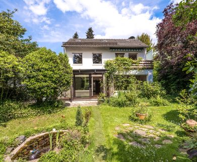 Freistehende Architektenhaus mit Potential und großem Gartengrundstück